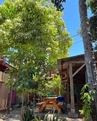 Banana Bungalow Maui Hostel