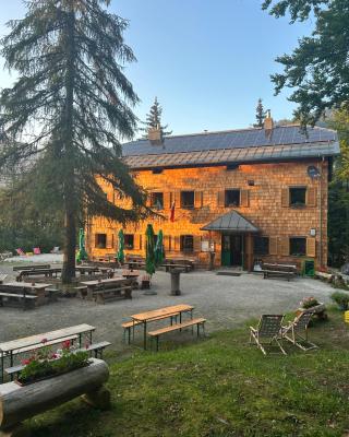 Mountain hut Dom pod Storžičem