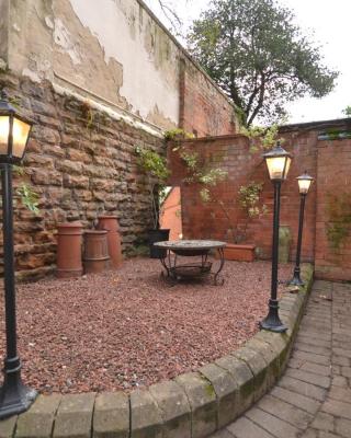 The Castle Apartment, Lots of Character Cosy and Comfortable, Private Garden and FREE Parking