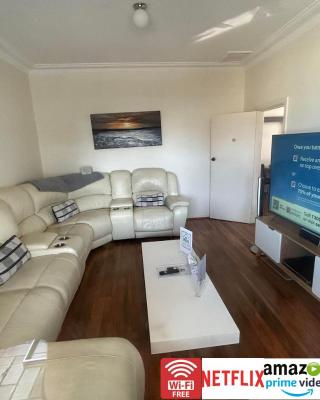 Wollongong station holiday house with Wi-Fi,75 Inch TV, Netflix,Parking,Beach