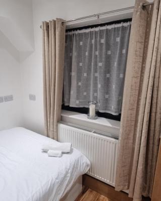 Beautiful Rooms with free on street parking in Sydenham