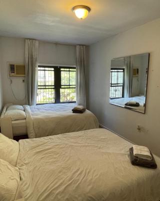 Spacious Bedroom for 4 in shared Townhouse+garden