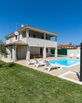 Villa Angelina with 3 bedrooms and Pool in Novigrad