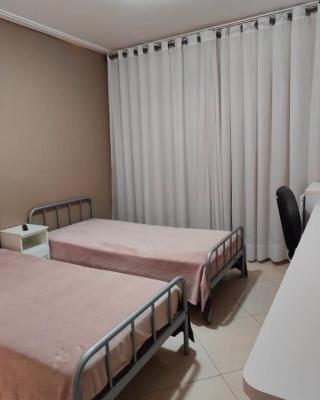 2 Camas de Solteiro Ar Quente Frio Frigobar Smart TV e Café da Manhã não tem garagem