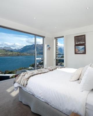 Queenstown Spectacular Lake & Mountain View Home