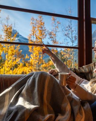 Johnston Canyon Lodge & Bungalows