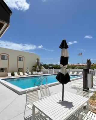 NEW condo! Just 15 min to Ft Myers and Sanibel beach! Great Location!!