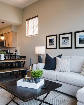 New! Luxury, Top Floor, Ski in/Ski Out, Private Hot Tub and Mountain Views
