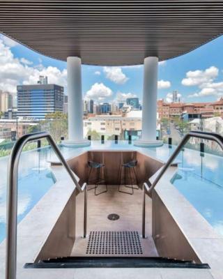 Story Bridge and City View Skyhigh Luxe 2 bed Unit