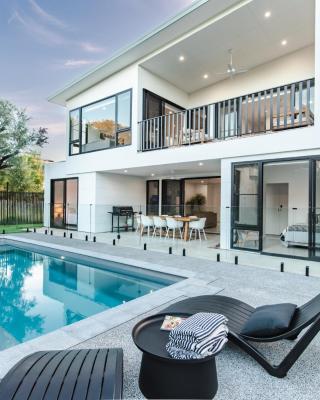 The Dūne - 4 BR with Private Pool - 100m to Beach