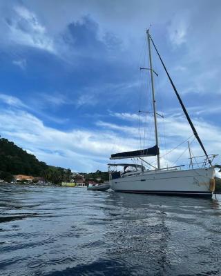 Le Voilier dans la baie des Saintes