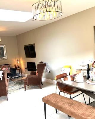 4 Bed House Sleeps 7 - Parking Garden Wifi