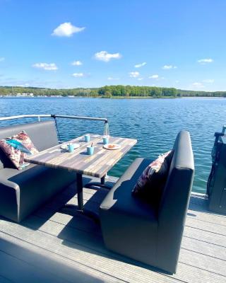Luxury houseboat with beautiful views over the Mookerplas