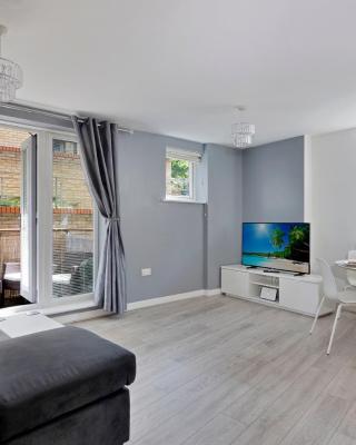 OnSiteStays - Contemporary 2 Bed Apt with Ensuite, 2 x Free Parking Spaces & a Balcony