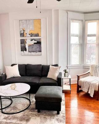 Bright Stunning Downtown Apt Close to Proctors