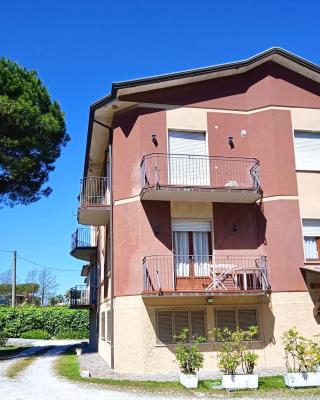 Holiday Home Il Pontile in Marina di Massa, apartments with private outdoor area, just 400 meters from the sea