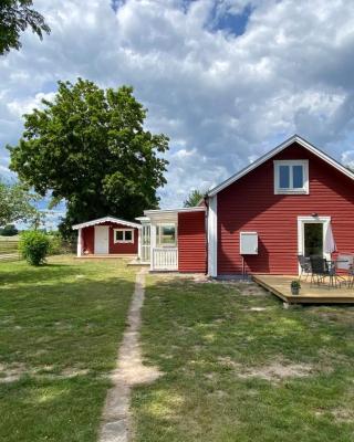 Charmig, nyrenoverat och fullt utrustad stuga. Anpassad för hundar, nära till naturen och havet. Gångavstånd till golfbana.