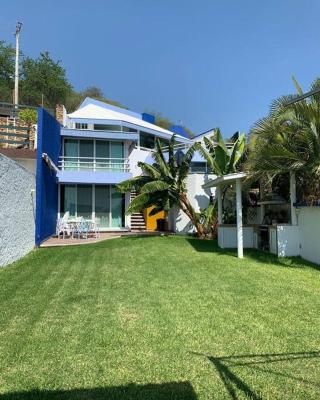 Casa Azul en la orilla del Lago Tequesquitengo
