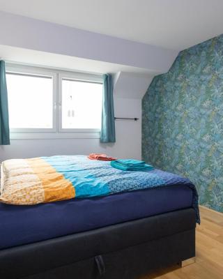 Private room with AC- microwave, personal fridge & metro access - 7 min to center
