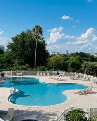 2BR Condo 1 mile from Universal