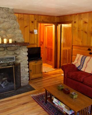 Ahwahnee-be Vintage Cabin - Walk to town!