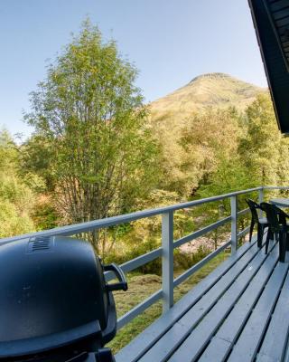 2 bedroom lodge with stunning loch mountain views