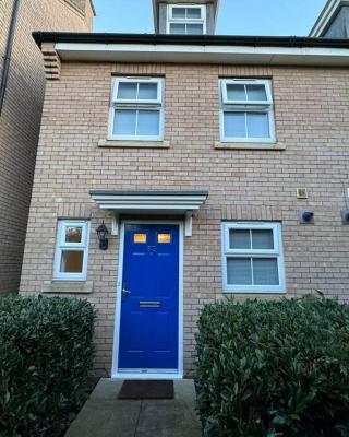Modern TownHouse - 3 bed 2.5 bath 2 Private Gated Parking