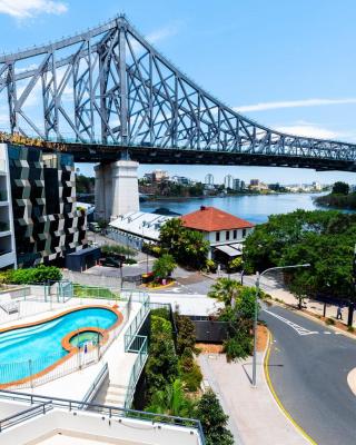 Story Bridge view apartment with parking and pool