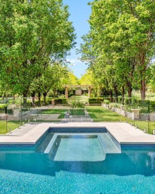 Chanticleer Gardens Barn cottage with a Pool