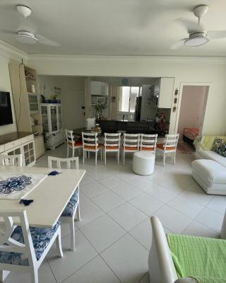 Apartamento Maré Mansa a 30 metros da praia Mansa em Caiobá com Wifi