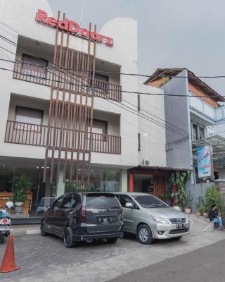 RedDoorz Plus near Asia Afrika 3