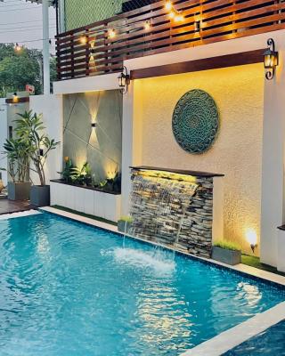 8 Plus Motels
