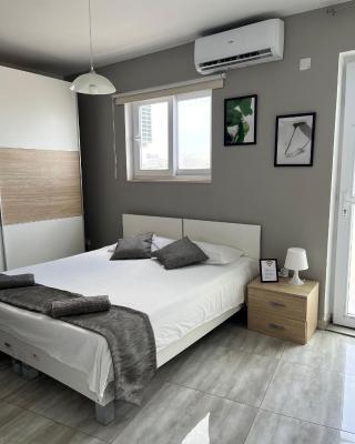 F5 Room 1, Private Double room with private bathroom and balcony in shared Flat