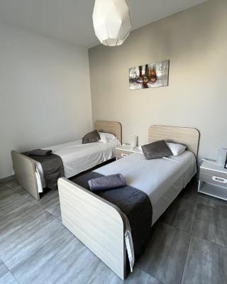 F7 Room 3, Private Bedroom two single beds shared bathroom in shared Flat