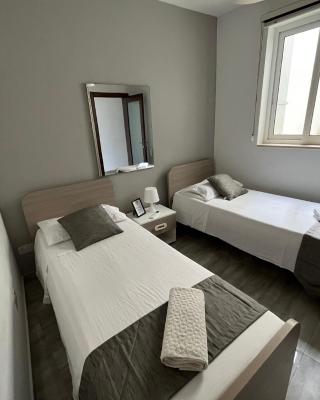 F8-2 Room 2 single beds shared bathroom in shared Flat