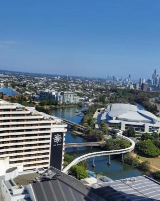 Above Broadbeach casino 1BRplus Study ocean-city views