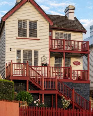 Mersey River Cottage ( cir 1888) Central location with Amazing Ocean and Habour Views.