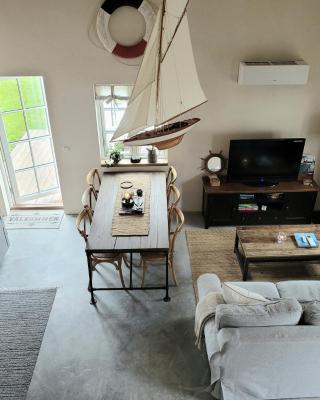 Litet hus i mysig by nära havet