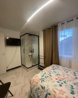 Calaisis room bed