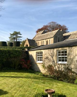 The Old Post Office Studio Apartment in a Beautiful Cotswold Village