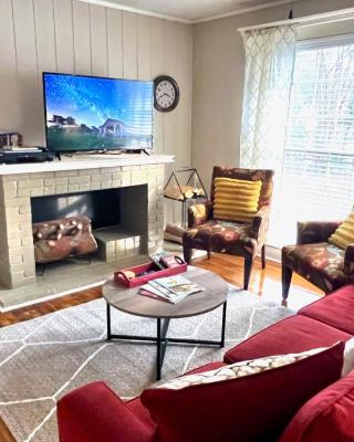 KING BED Family Friendly Cottage - Walk to Zoo & Waterpark - Near Downtown & Midtown