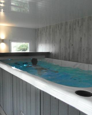 Amazing cottage with private indoor swim pool and hot tub