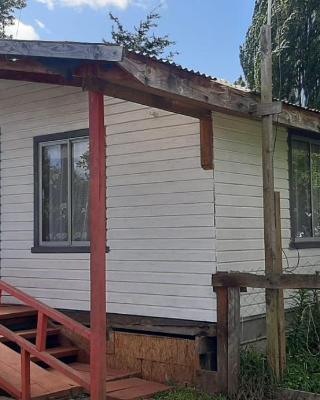 Refugio de Tranquilidad: Cabaña de 2 Dormitorios con WiFi y Estacionamiento Privado en Río Bueno