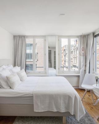 Jordaan Suite bed and bubbles