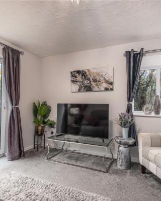 WORCESTER Fabulous Cherry Tree Mews self check in dogs welcome by prior arrangement , 2 double bedrooms ,super fast Wi-Fi, with free off road parking for 2 vehicles near Royal Hospital and woodland walks