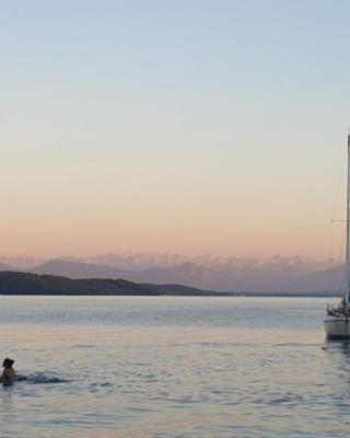 Central Starnberg and surrounded by nature