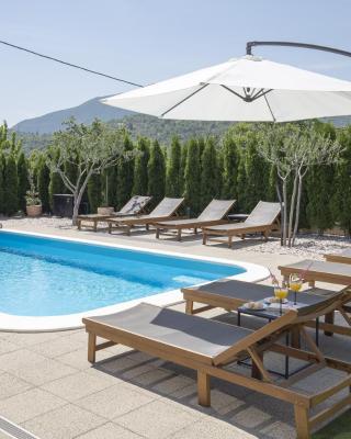 Holiday Home EB with Heated Pool