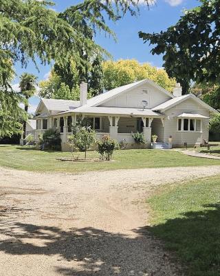 The Avenue Anahdale - Hidden 2.7 Acre Estate in town