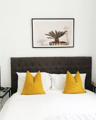 Stylish Queen Room 1Min Walk to Station 5Min to City 10Min to Airport