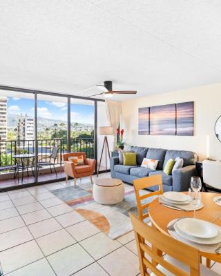 Cozy Waikiki Getaway, Stroll to Beach with Free Parking